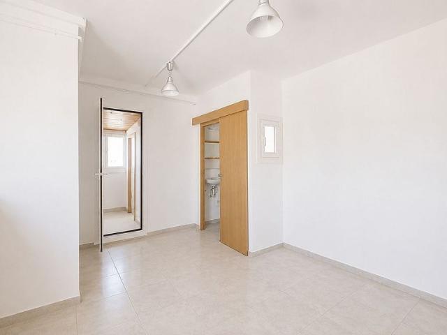 Ático en venta en calle Del Ferrocarril, Barcelona, de 21 m² 1 habitación por 179.900