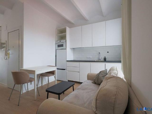 Ático en venta en calle Del Manzanares, Barcelona, de 37 m² 1 habitación por 179.000