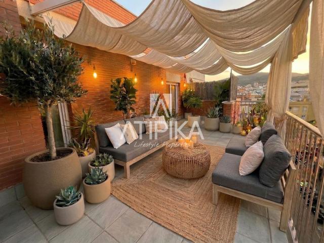Ático en venta en Castelldefels, Centre. Atico en venta único por su ubicación y metros completamente exterior de 310m2 con 50 m2 de terraza con vistas despejadas en plen. Áticos.