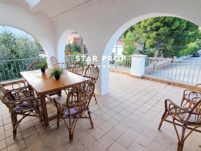 Ático en venta en Colera Costa Brava. Ático con gran terraza, jardín y vistas en Colera. Áticos.
