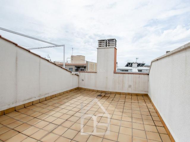 Ático en venta en Cornellà de Llobregat, Centre. Ático muy luminoso con ascensor y plaza de aparcamiento. Áticos Cornellà de.