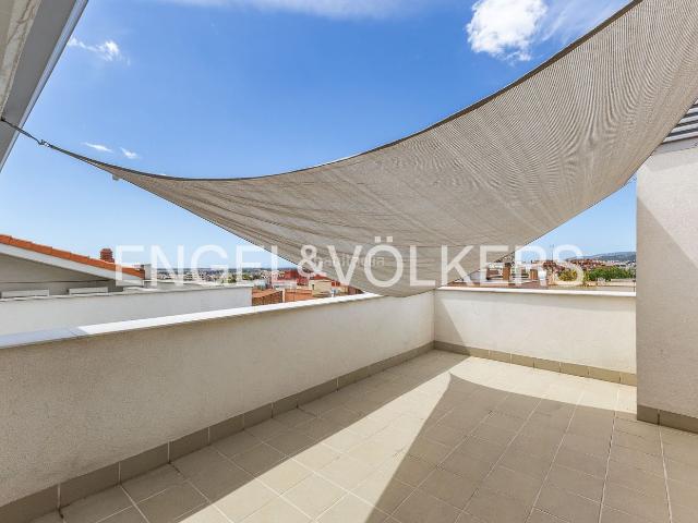 Ático en venta en Cornellà de Llobregat, La Gavarra. Precioso y soleado ático dúplex con terrazas junto al Tram, listo para entrar a vivir, en zona premium de Cornellá. Áticos Cornellà de.