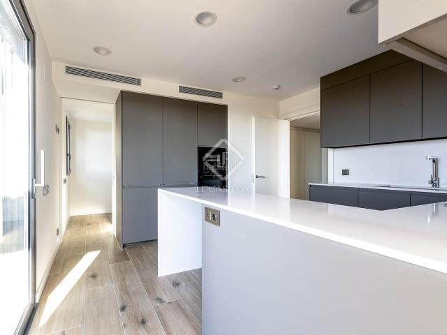 Ático en venta en Esplugues de Llobregat, Finestrelles. Excelente ático de obra nueva de 4 dormitorios con terraza de 134 m y piscina privada en venta en Esplugues. Áticos Esplugues de.