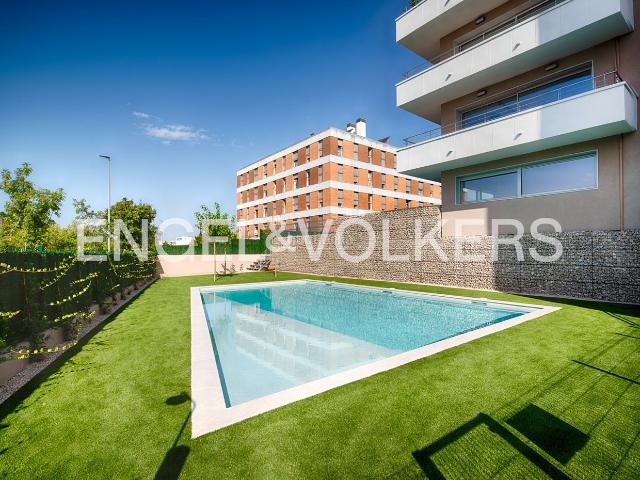Ático en venta en Figueres, Poble Nou Olivar Gran. Ático de obra nueva con gran terraza y piscina comunitaria. Áticos.