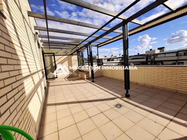Ático en venta en Fuenlabrada, Universidad Hospital. BUSCAS ÁTICO EN ZONA HOSPITAL VIVERO UNIVERSIDAD CON TRES DORMITORIOS, PISCINA, GARAJE, TRASTERO Y DOS TERRAZAS?. Áticos.