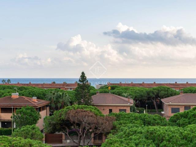 Ático en venta en Gavà, Gava Mar. Fantástico dúplex con altillo, terraza y bonitas vistas al mar en Gavà Mar. Áticos.