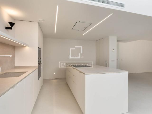 Ático en venta en Girona, Centre Barri Vell. Ático dúplex renovado con carácter histórico y 2 dormitorios en venta en el Barri Vell, Girona. Áticos.