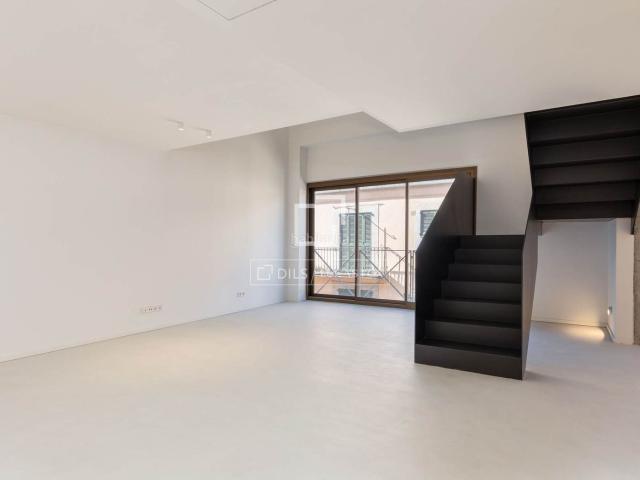 Ático en venta en Girona, Centre Barri Vell. Ático dúplex renovado con carácter histórico y 2 dormitorios en venta en el Barri Vell, Girona. Áticos.