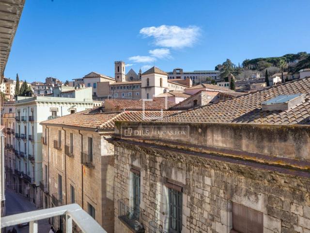 Ático en venta en Girona, Centre Barri Vell. Ático en excelentes condiciones de 2 dormitorios en venta en el Barri Vell, Girona. Áticos.