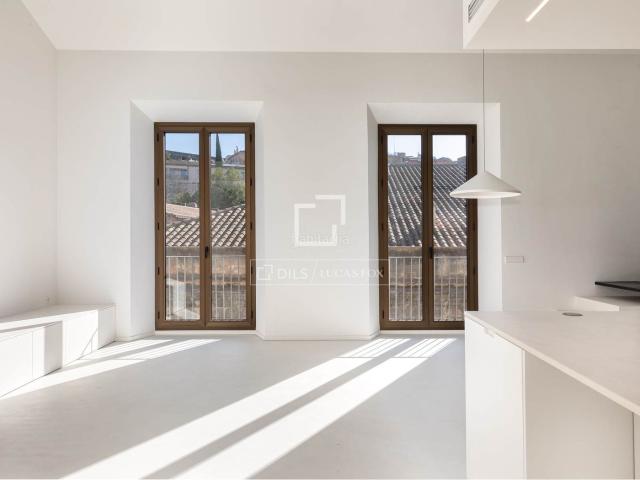 Ático en venta en Girona, Centre Barri Vell. Ático renovado con carácter histórico y con 3 dormitorios en venta en el Barri Vell, Girona. Áticos.
