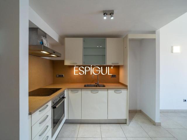 Ático en venta en Girona, Eixample Nord. Duplex en venta de dos habitaciones en el centro de Girona. Áticos.