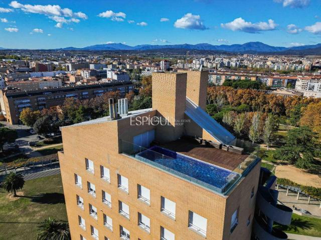 Ático en venta en Girona, Eixample Sud Migdia. Ático de lujo en Parc Migdia exclusividad con piscina y vistas únicas en Girona. Áticos.