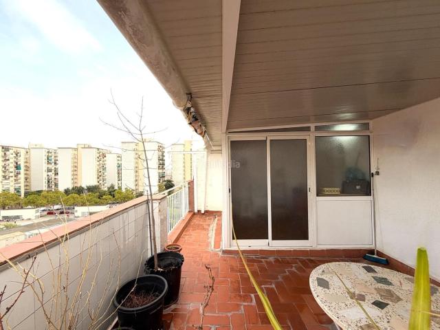 Ático en venta en Hospitalet de Llobregat L´, Can Serra. Ático con terraza y vistas totalmente despejadas a la ciudad. Áticos Hospitalet de Llobregat.
