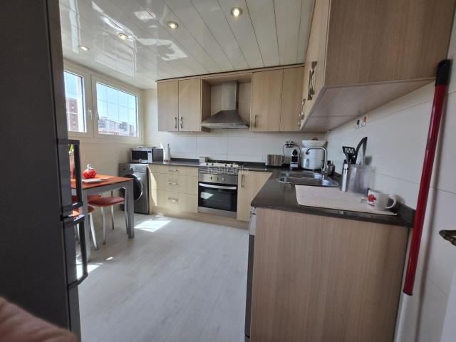Ático en venta en Hospitalet de Llobregat L´, Can Serra. SUPER ÁTICO terraza 45 m2 a nivel vistas sol TOTALMENTE REFORMADO Y EXTERIOR EXCELENTE. Áticos Hospitalet de Llobregat.