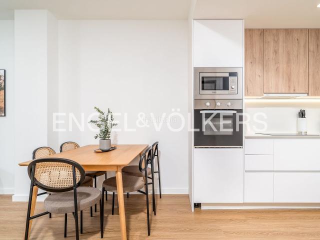 Ático en venta en Hospitalet de Llobregat L´, La Torrassa. Piso amueblado a estrenar con terraza privada de 45m en Collblanc. Áticos Hospitalet de Llobregat.
