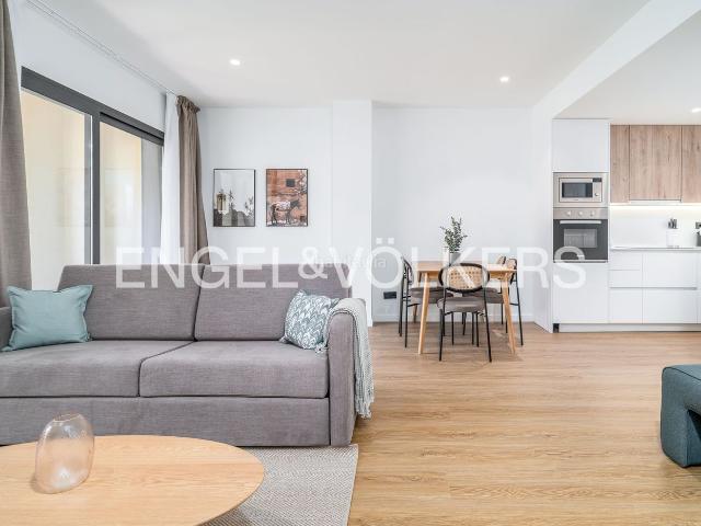 Ático en venta en Hospitalet de Llobregat L´, La Torrassa. Piso amueblado a estrenar con terraza privada de 45m en Collblanc. Áticos Hospitalet de Llobregat.