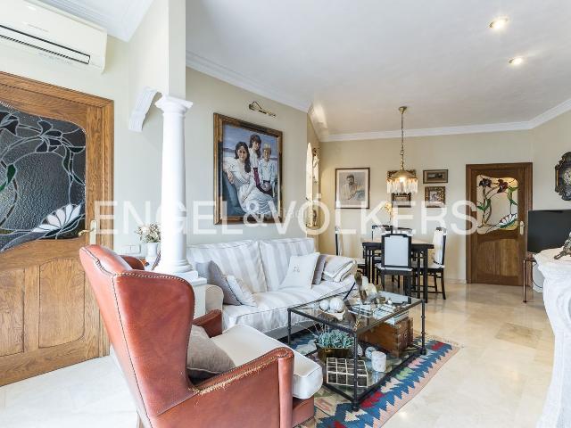 Ático en venta en Hospitalet de Llobregat L´, Santa Eulàlia. Ático elegante de 4 habitaciones con 66m de terraza y 2 parkings en la mejor zona de Santa Eulàlia. Áticos Hospitalet de Llobregat.