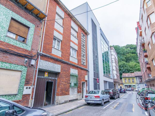 Ático en venta en Langreo, Sama. Edificio completo en Sama 2 viviendas nave solar edificable Proyecto de inversión. Áticos.
