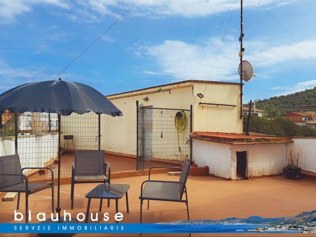 Piso en venta en Llançà, La Vila Costa Brava. Duplex con gran terrado. Pisos.