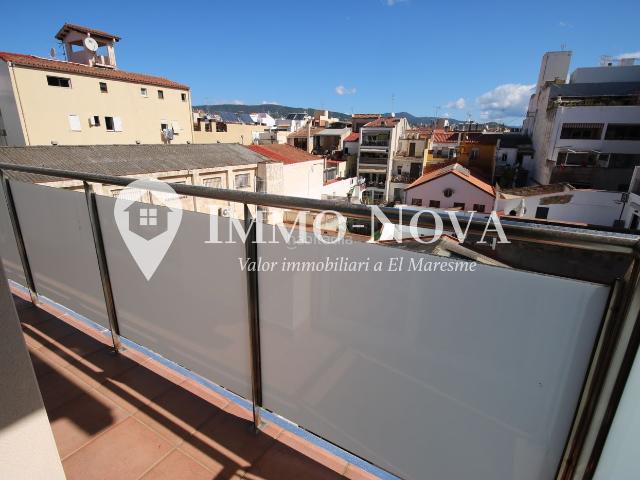 Ático en venta en Mataró, Centre. Ático dúplex seminuevo con gran terraza privada y posibilidad de 3 habitaciones. Áticos.