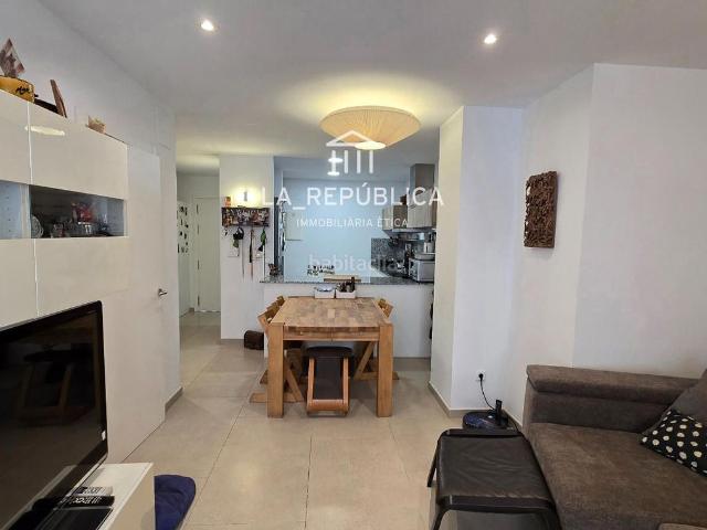 Ático en venta en Mataró, Els Molins. Ático dúplex seminuevo con dos terrazas. Áticos.