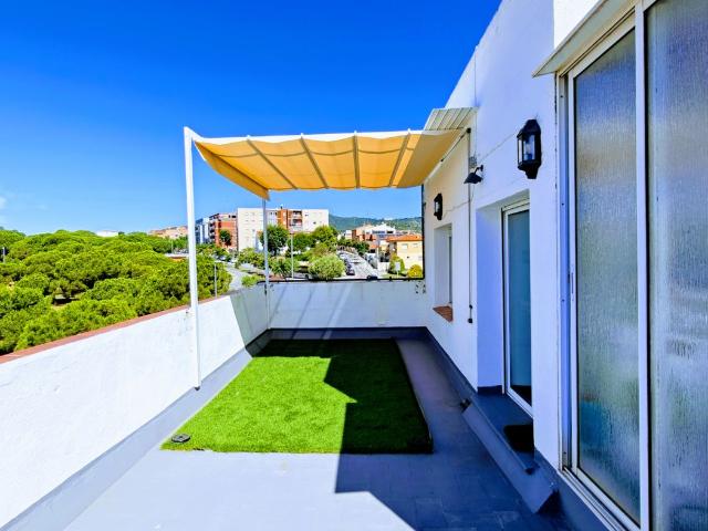 Ático en venta en Montgat. Ático reformado a estrenar con terraza de 20 m² y espectaculares vistas. Áticos.