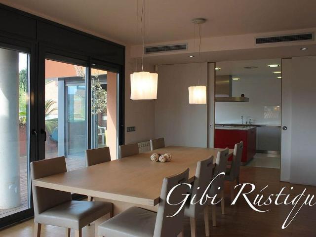 Dúplex en venta en calle Macarnau, Olot, de 250 m² 4 habitaciones por 695.000