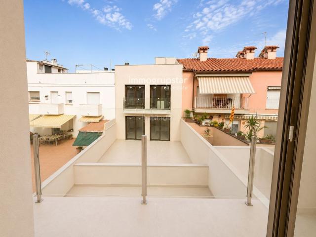 Ático en venta en Palamós, Avinguda Catalunya Costa Brava. Piso de obra nueva con terraza exclusiva de 70 m en Palamós. Áticos.