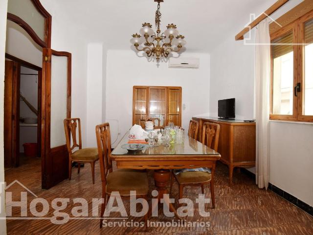 Ático en venta en Pego. Centro de Pego! Ático dúplex amplio, esquinero y semireformado con terraza y trastero. Áticos.
