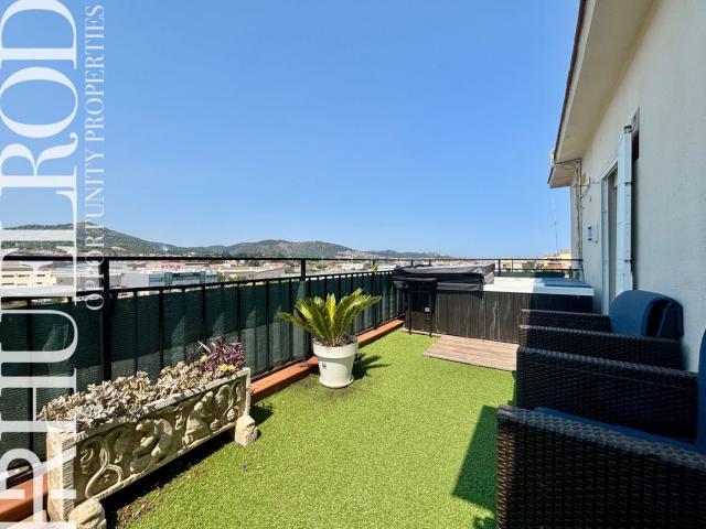 Ático en venta en Pineda de Mar, Poblenou. SOBREÁTICO CON GRAN TERRAZA Y JACUZZI EN PINEDA DE MAR AMPLITUD, LUZ Y UBICACIÓN PRIVILEGIADA. Áticos Pineda de.