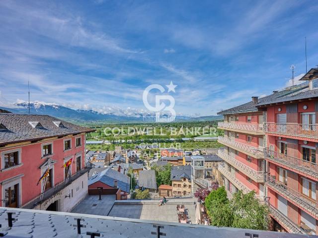 Ático en venta en Puigcerdà Pirineos. Ático luminoso en el centro de Puigcerdà con vistas y ascensor. Áticos.