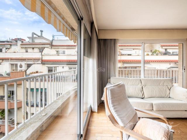 Ático en venta en Sant Cugat del Vallès, El Coll. Luminoso ático con infinitas posibilidades y zona comunitaria con piscina en el centro de Sant Cugat Barcelona. Áticos Sant Cugat del.