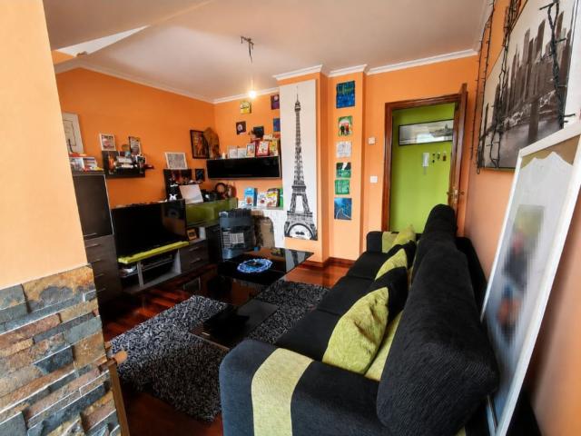 Ático en venta en Santa María de Cayón. Se vende acogedor Apartamento en Sarón, situado en una urbanización privada y con todos los servicios próximos supermercados, est. Áticos Santa María de.