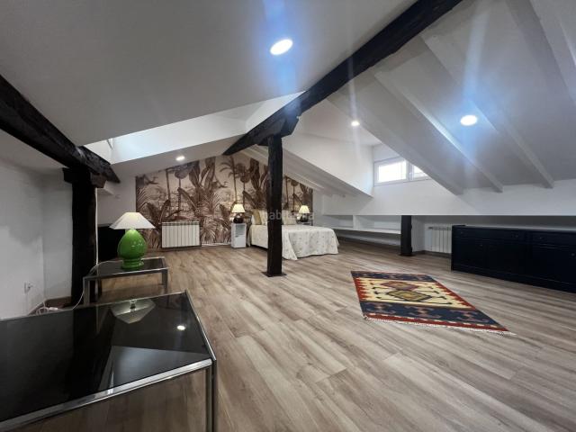 Ático en venta en Santander, Centro Ayuntamiento. Excelente oportunidad para adquirir un encantador loft en venta, ubicado en la prestigiosa zona Centro de la ciudad de Santander. Áticos.