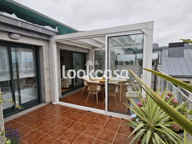 Ático en venta en Sanxenxo, Sanxenxo Pueblo. Sanxenxo. Ático amplio reformado con gran terraza y vistas mar, situado a 600m. de la Playa de Silgar. Áticos.