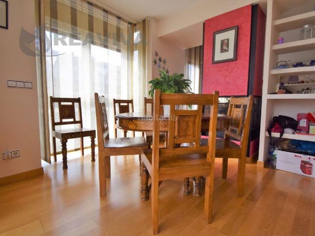 Ático en venta en Seu d´Urgell La. Ático dúplex con encanto, luz natural y chimenea en el corazón de La Seu dUrgell. Áticos Seu d´Urgell.