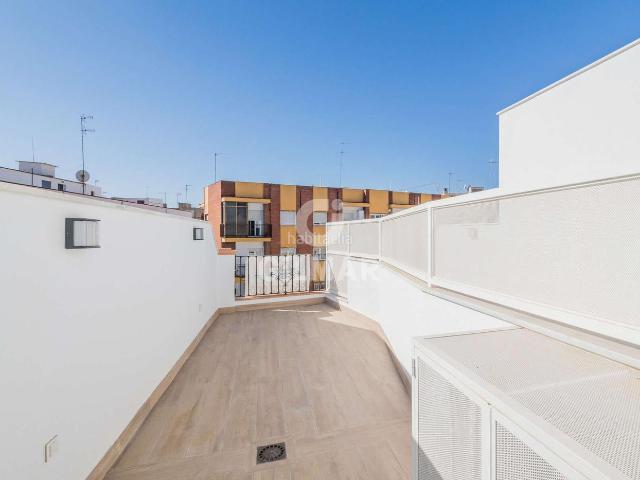 Ático en venta en Sevilla, Triana Este. Magnífica oportunidad en el corazón de Triana, este ático, ubicado en una zona privilegiada, cuenta con 62 m construidos, una dist. Áticos.