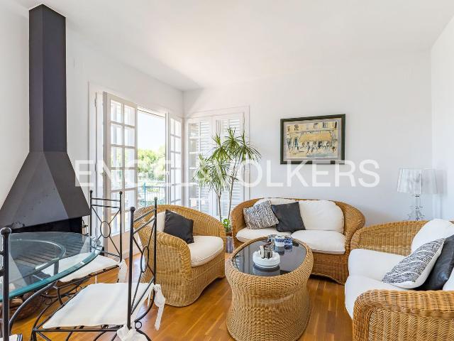 Ático en venta en Sitges, Can Girona Terramar Vinyet Costa Dorada. A 100 metros de la playa, acogedor apartamento con terraza de 37 m en Sitges, junto al Mediterráneo y a 40 minutos de.