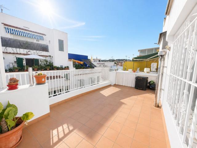 Ático en venta en Sitges, Els Molins Pins Vens Costa Dorada. Ático luminoso con terraza privada en una excelente ubicación. Áticos.