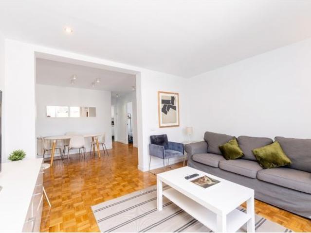 Ático en alquiler con terraza de 17m2, dos dormitorios y dos baños en Malasaña