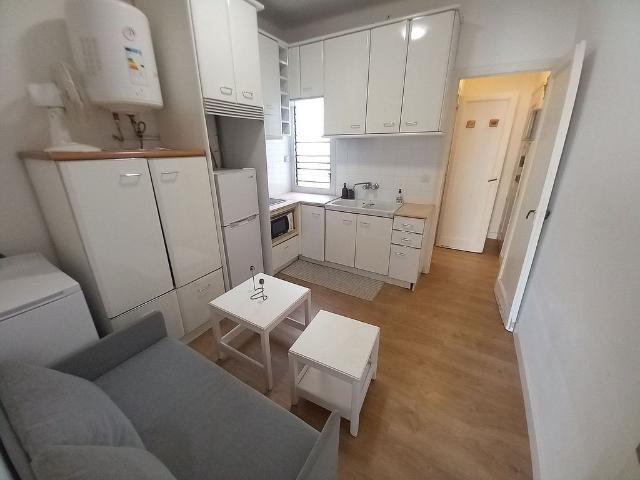 Ático en alquiler en calle D'artesa de Segre, Barcelona, de 28 m² 1 habitación por 926