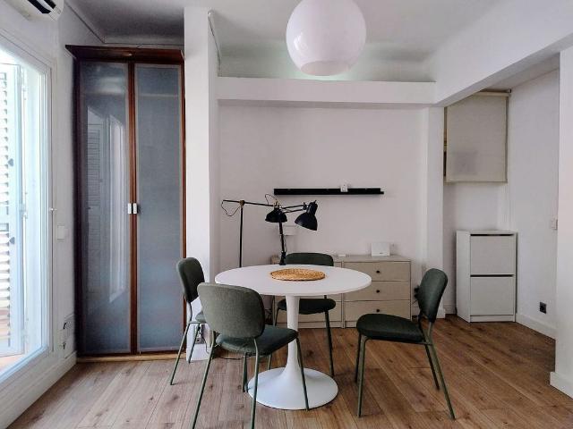 Ático en alquiler en calle De Regàs, Barcelona, de 62 m² 1 habitación por 1.200