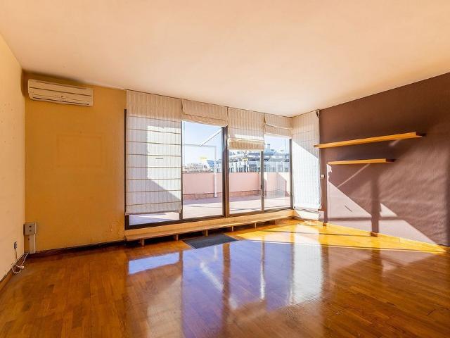 Ático en alquiler en plaza De Gal·la Placídia, Barcelona, de 120 m² 4 habitaciones por 2.627