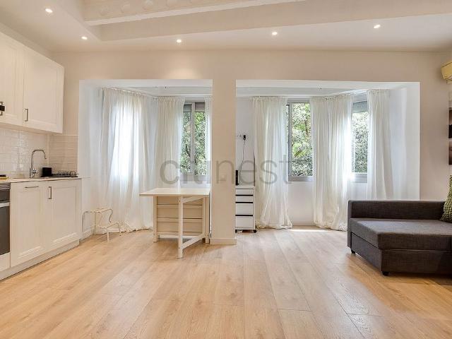Ático en alquiler en plaza Doctor Marti y Julia, Hospitalet de Llobregat, L´, de 28 m² por 990