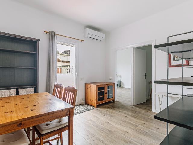 Atico en alquiler en sagrada familia con 3 habitaciones y terraza barcelona