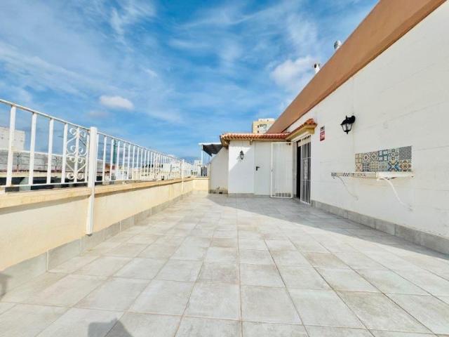 ÁTICO EN ALQUILER FRENTE AL PASEO MARITIMO EN TORREVIEJA
