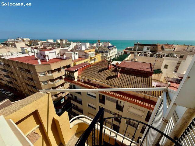 Ático Exclusivo: 3 Dormitorios, 2 Baños y Gran Solárium Privado con Impresionantes Vistas al Mar