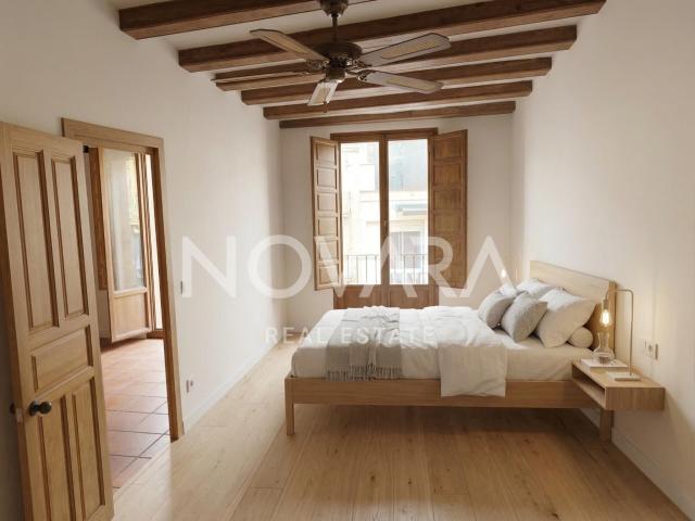 Ático Exclusivo a REFORMAR con Terraza Privada de 51 m2 junto a Plaza Universitat!
