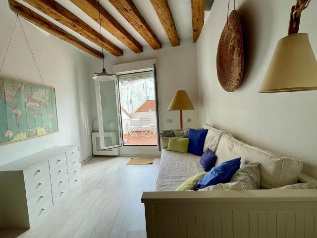 Ático Loft con encanto y terraza privada en Calle Huertas
