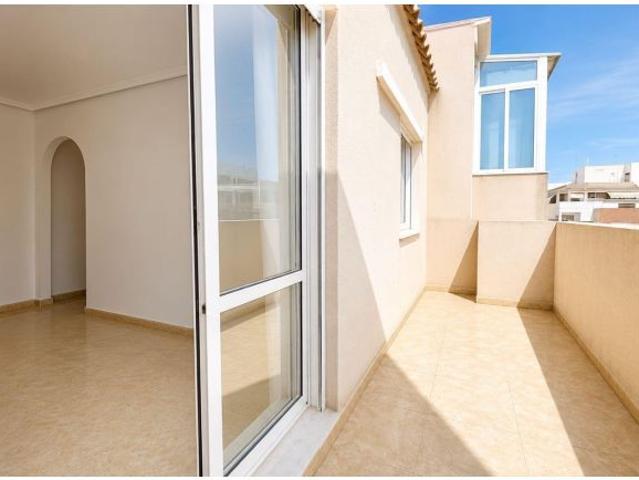 Ático luminoso con piscina comunitaria en el centro de Torrevieja